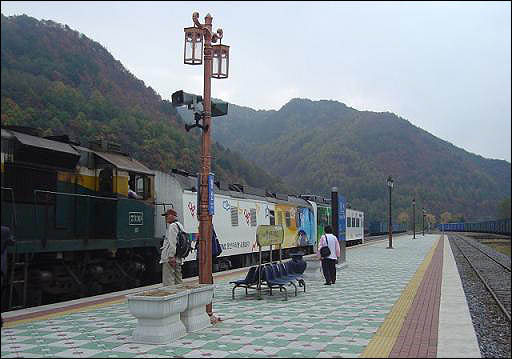 평일 날이면 정선역을 이용하는 승객이라야 고작 서넛. 